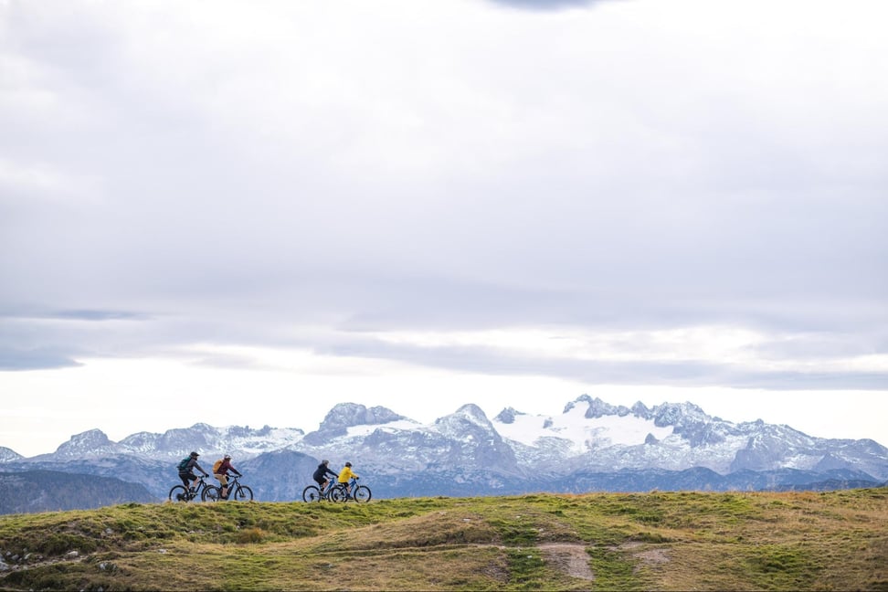Familie bei Mountainbike Ausflug