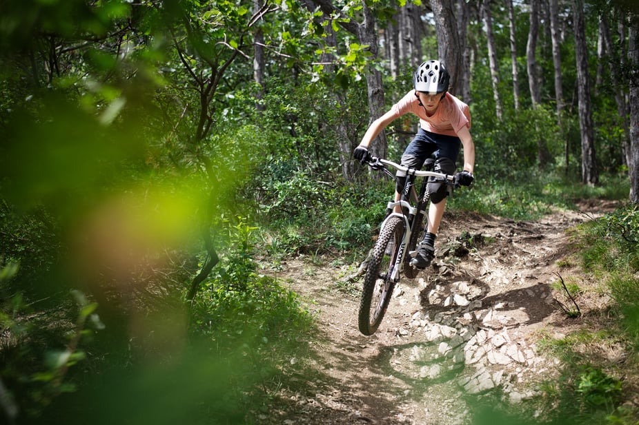 kid offroad with the mountainbike 